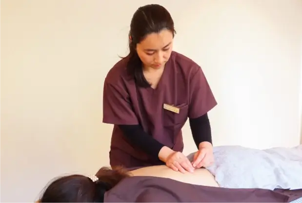 鍼灸YOUJOUsalonWELL南九州店【ダイエット専門】の院長山中が鍼灸施術をしている様子